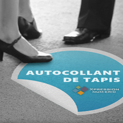 Autocollant rond posé sur un tapis avec des gens discutant