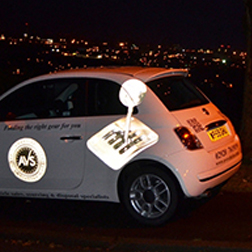 Automobile avec autocollants réflectifs de nuit