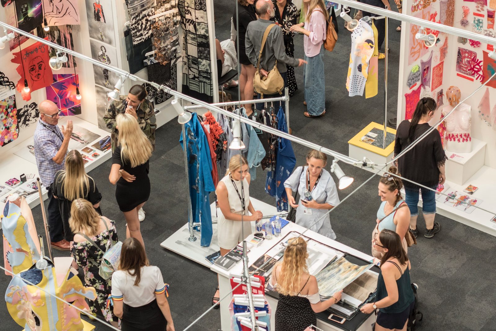 Foire d'exposition avec exposants et participants discutant