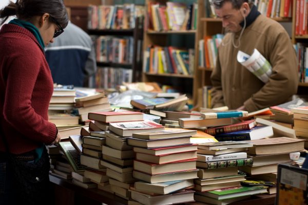 Femme et homme qui achètent des livres dans une foire