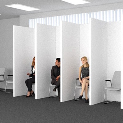 Salle d'attente avec parois de protection individuelle
