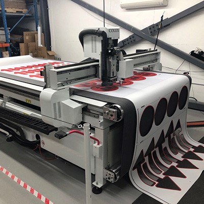 Découpeuse CNC qui découpe des autocollants